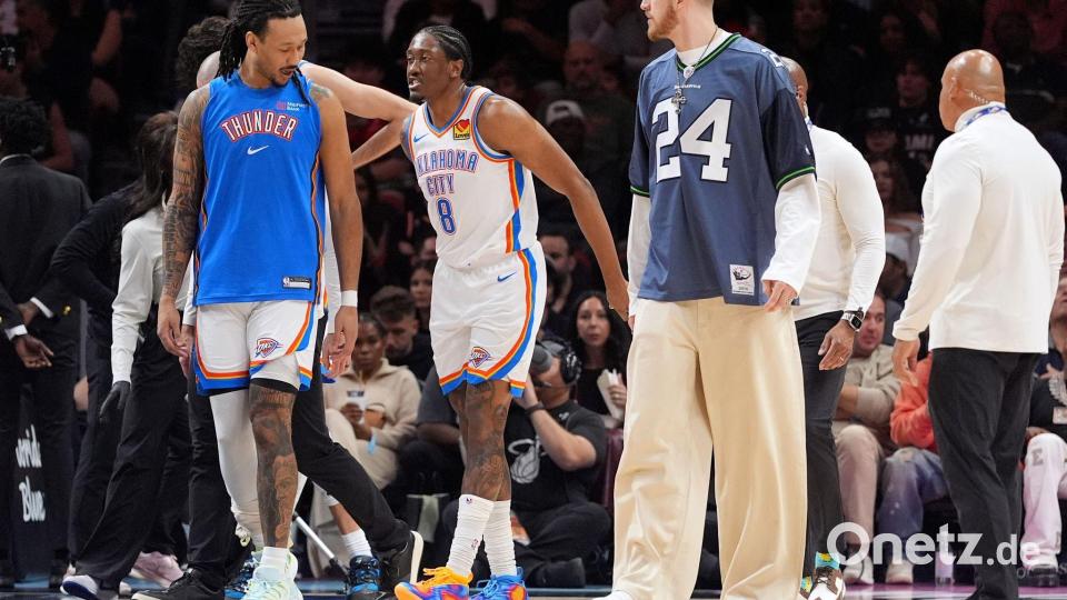 Hartenstein (rechts) verfolgte die Partie in Straßenklamotten. Bild: Rebecca Blackwell/AP/dpa