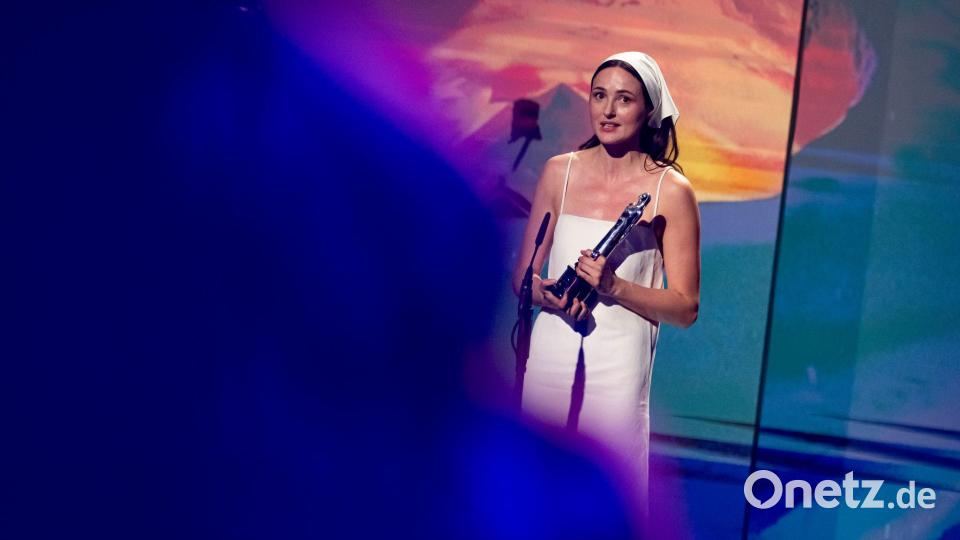 Renate Reinsve bedankte sich emotional bei ihren eigenen Geschwistern. Bild: Fabian Sommer/dpa