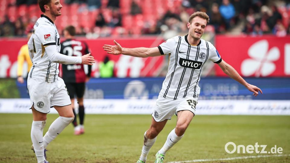 Elversbergs Tom Zimmerschied (r) bestraft den 1. FC Nürnberg. Bild: Daniel Karmann/dpa