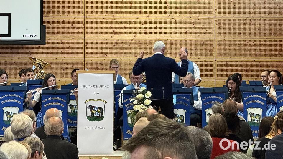 Günther Freundl dirigiert die "Grenzlandbuamm Bärnau" beim Neujahrsempfang. Nach dem Muttertagskonzert wird er sich von seinem Posten zurückziehen. Bild: Susanne Forster