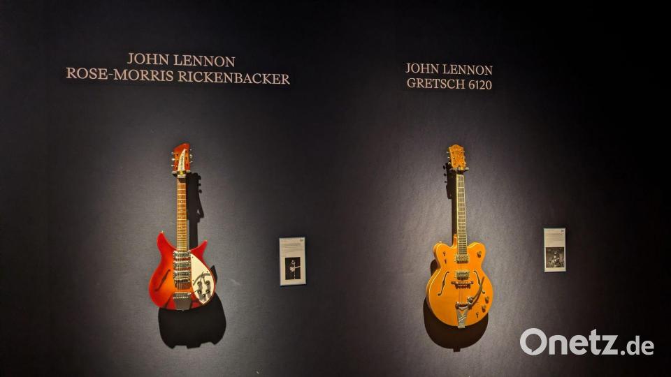 Zwei Gitarren von John Lennon aus unterschiedlichen Phasen seiner Karriere. Bild: Philip Dethlefs/dpa