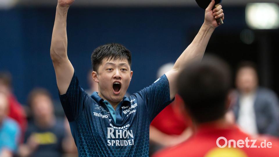 Außenseiter Fanbo Meng vom TTC Rhönsprudel Fulda-Maberzell jubelt über seinen Sieg gegen Düsseldorfs Dang Qiu. Bild: Soeren Stache/dpa