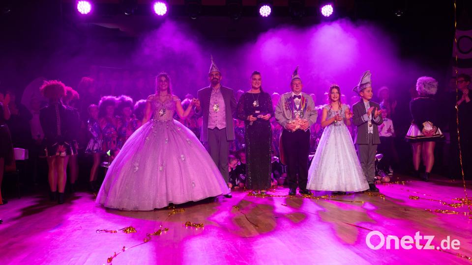 Die Prinzenpaare des Faschingsverein Stammtisch Botzersreuth beim Inthronisationsball in Floß. Bild: Katharina Luber