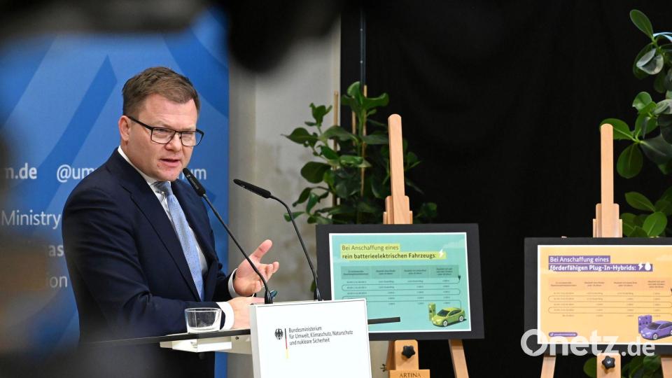 Bundesumweltminister Carsten Schneider (SPD) stellt Details zu der neuen Elektroauto-Kaufprämie vor. Bild: Elisa Schu/dpa