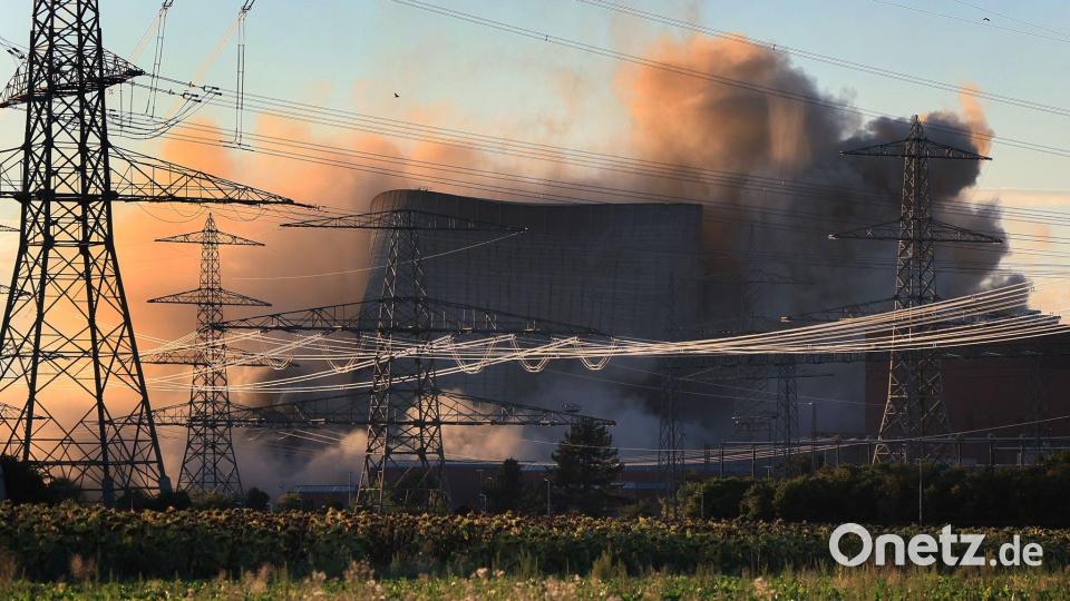 Im August 2024 wurden die Kühltürme des stillgelegten Kernkraftwerkes Grafenrheinfeld gesprengt. Ein Mann hatte dabei für Verzögerungen gesorgt. (Archivbild) Bild: Karl-Josef Hildenbrand/dpa