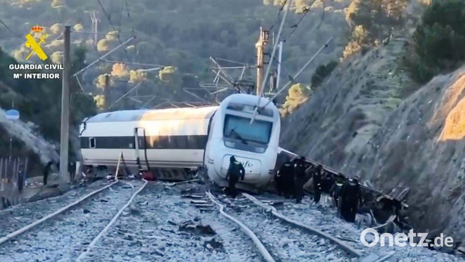Ein Hochgeschwindigkeitszug war bei Córdoba mit zwei entgleisten Waggons eines entgegenkommenden Hochgeschwindigkeitszuges zusammengestoßen. Bild: -/Guardia Civil via AP/dpa