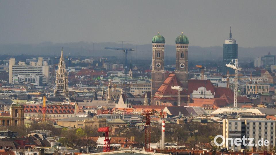 Soll künftig zwei weitere markante Erhebungen beinhalten: die Münchner Skyline. (Archivbild) Bild: Peter Kneffel/dpa