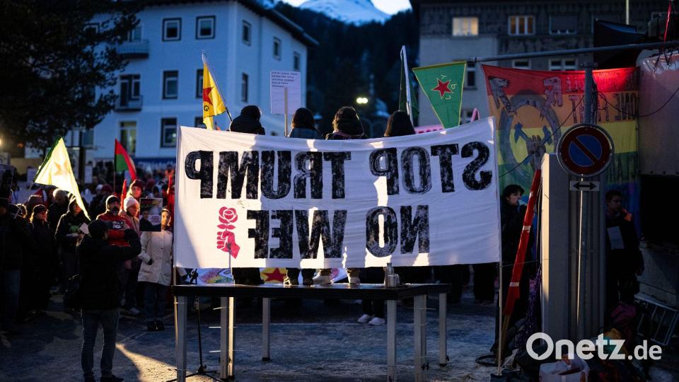 „Stop Trump, No WEF“: Bei diesen Demonstranten sind weder der US-Präsident noch das Treffen selbst beliebt. Bild: Gian Ehrenzeller/KEYSTONE/dpa