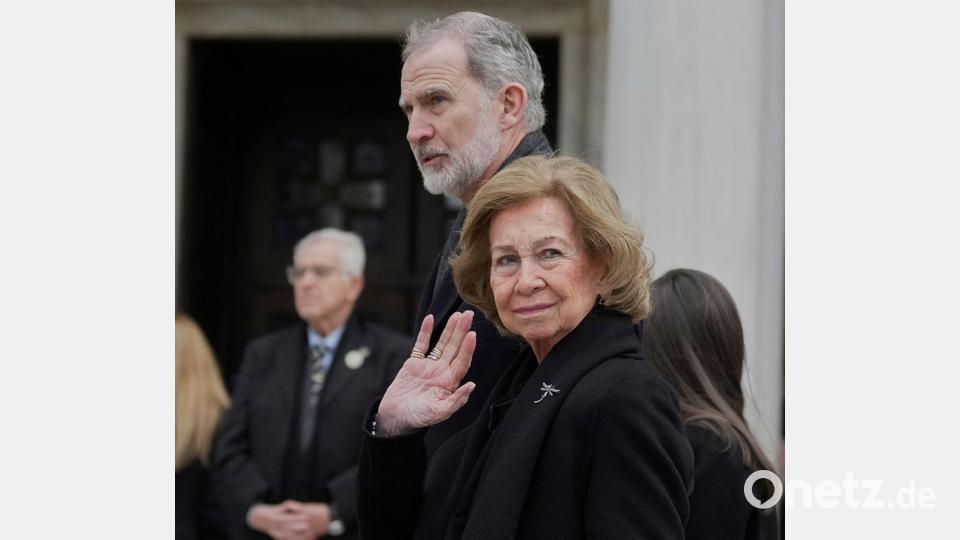 Zur Bestattung nach Athen gereist: Die ehemalige Königin Sofia und Spaniens König Felipe. Bild: Petros Giannakouris/AP/dpa