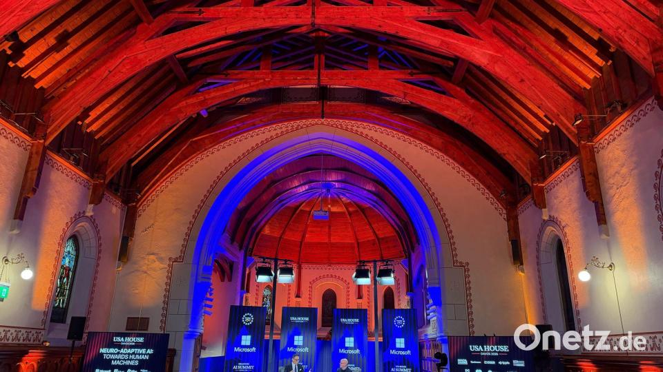 USA House in einer Kirche: Der Altar ist eine Bühne. Bild: Benedikt von Imhoff/dpa