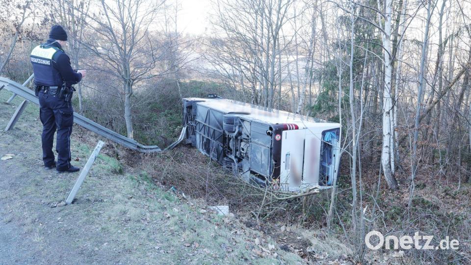 Ein Bus durchbrach an einer Autobahnabfahrt eine Leitplanke und kippte eine Böschung hinab. Bild: Bodo Schackow/dpa