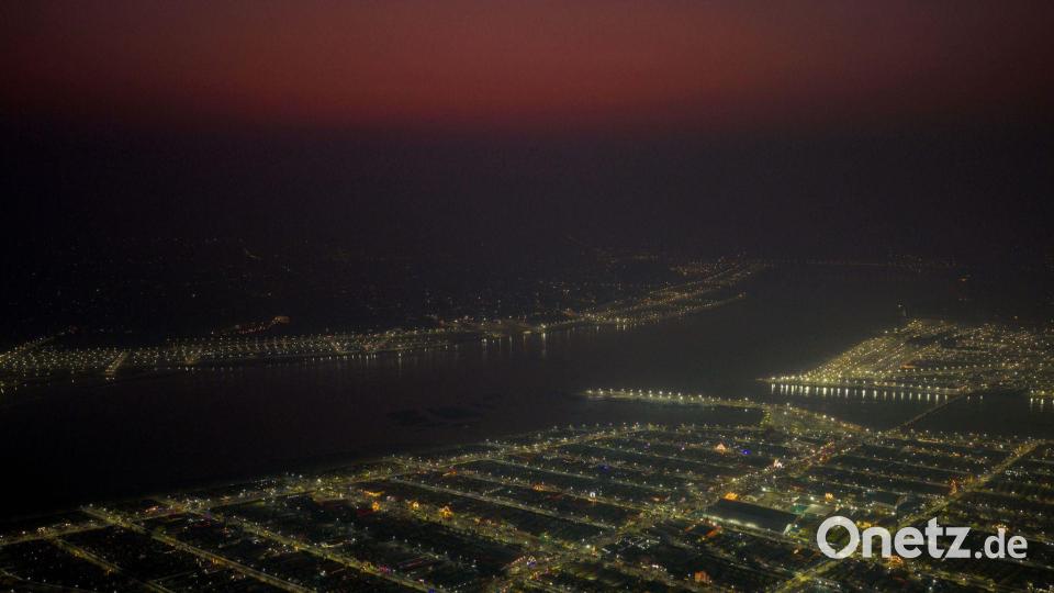 Lichter leuchten in provisorischen Zelten, in denen Pilger am Sangam, dem Zusammenfluss von Ganges und Yamuna und dem mythischen Fluss Saraswati, am Mauni Amavasya oder Neumondtag während des jährlichen einmonatigen religiösen Hindu-Festes Magh Mela in Prayagraj in Indien untergebracht sind. Bild: Rajesh Kumar Singh/AP/dpa