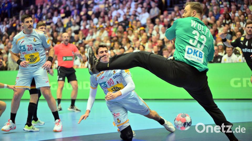 Torhüter Andreas Wolff vereitelt in der Anfangsphase einige Würfe. Bild: Sina Schuldt/dpa