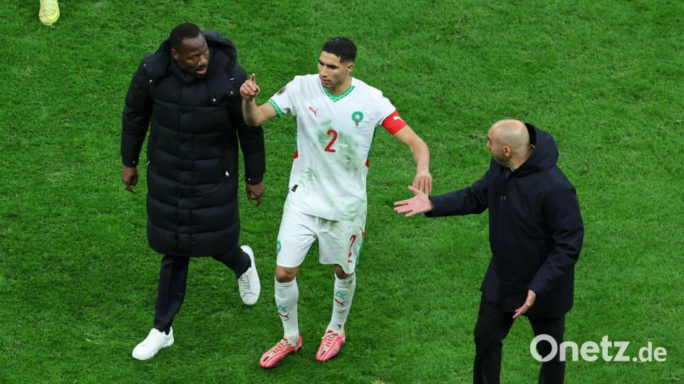 Senegals Cheftrainer Pape Thiaw (l) neben Marokkos Kapitän Achraf Hakimi. Bild: Youssef Loulidi/AP/dpa