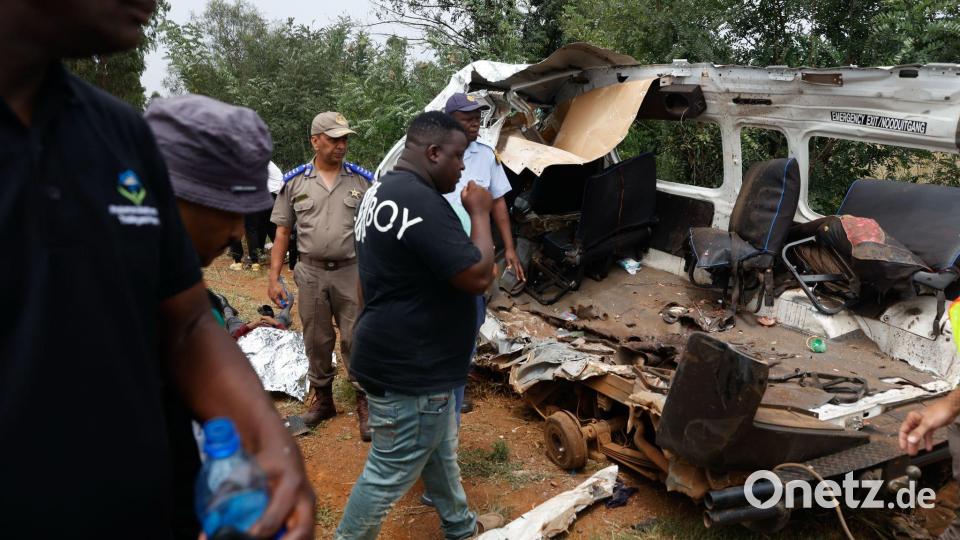 In der südafrikanischen Stadt Vanderbijlpark, in der Nähe von Johannesburg, wurden 13 Kinder bei einem Schulbus-Unfall getötet. Bild: Uncredited/AP/dpa