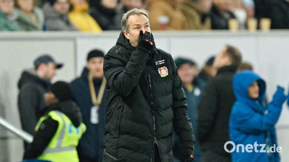 Leverkusens Trainer Kasper Hjulmand will mit seiner Mannschaft in die Playoffs in der Champions League. Bild: Uwe Anspach/dpa