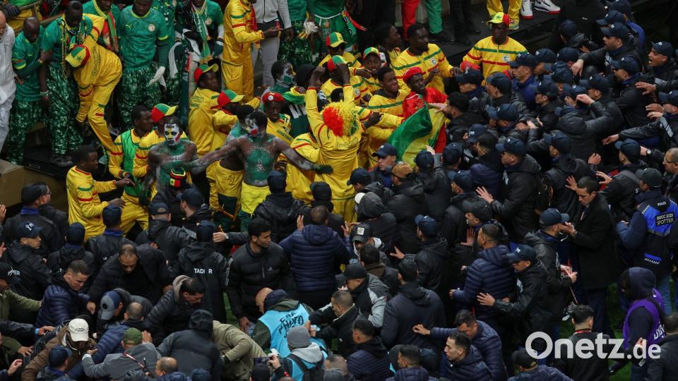 Auch zwischen Fans und Ordnungsdiensten kam es zu Tumulten. Bild: Youssef Loulidi/AP/dpa