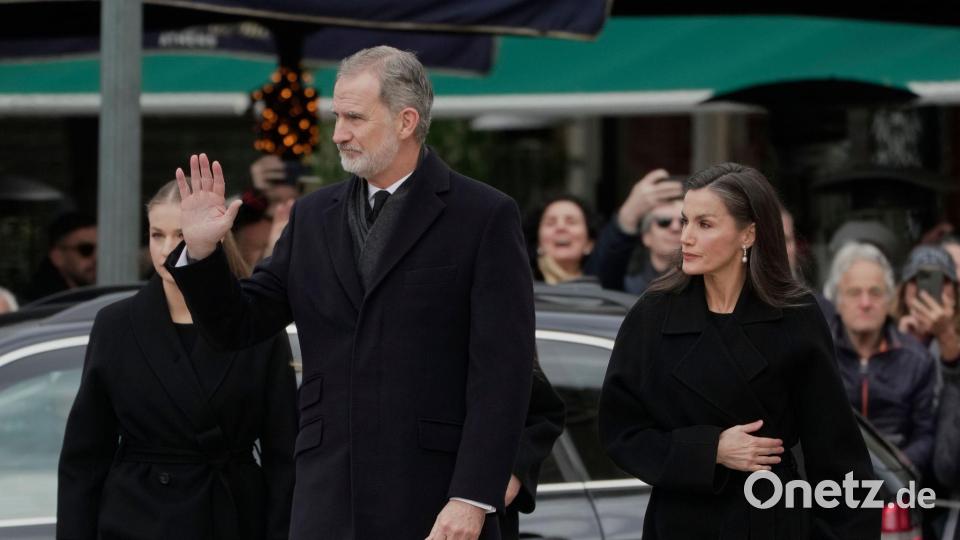 Zur Bestattung von Irene von Griechenland nach Athen gereist: Spaniens König Felipe (l). Bild: Petros Giannakouris/AP/dpa
