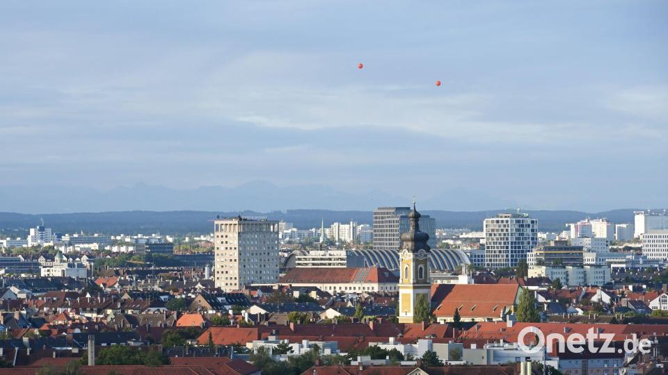 Mit zwei Ballons war die Höhe der Zwillingstürme 2021 simuliert worden. (Archivbild) Bild: Tobias Hase/dpa