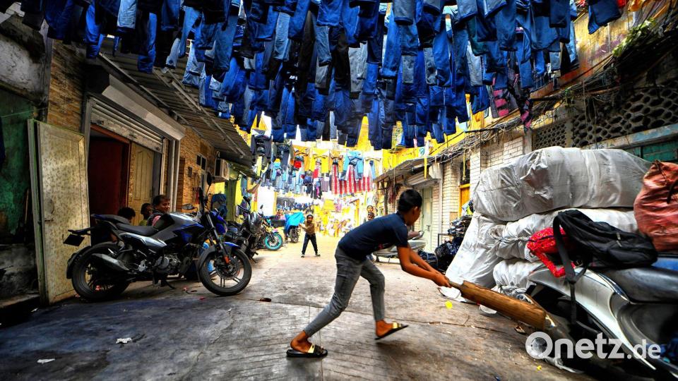 Kricket unter Jeanshosen: Blue Jeans Lane in Kolkata Bild: Avishek Das/SOPA Images via ZUMA Press Wire/dpa