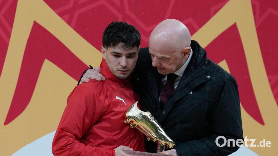 FIFA-Präsident Gianni Infantino umarmt Brahim Díaz bei der Übergabe des Goldenen Schuhs für den besten Torschützen des Afrika Cups. Der Marokkaner verschoss im Finale einen Strafstoß. Bild: Themba Hadebe/AP/dpa