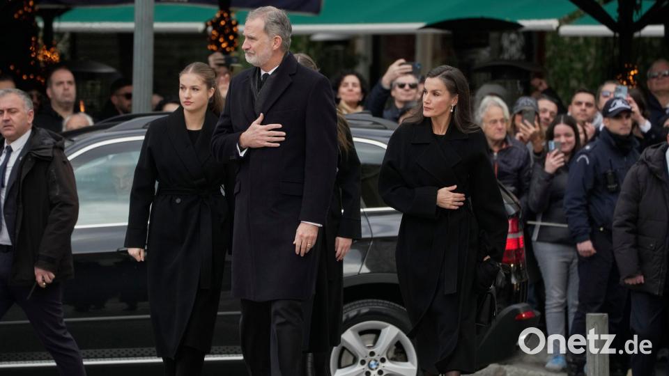 Spaniens König Felipe und seine Familie nehmen Abschied von der „schrulligen Tante“. Bild: Petros Giannakouris/AP/dpa