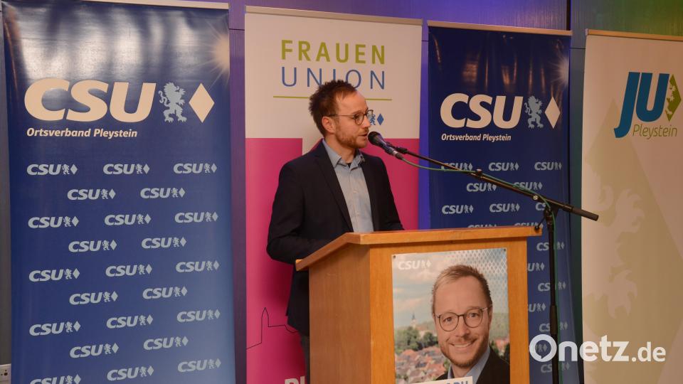 CSU-Bürgermeister- und Stadtratskandidat Christoph Müllhofer stellte seinen beruflichen Werdegang bei der BHS in Weiherhammer sowie sein langjähriges politisches und ehrenamtliches Engagement vor. Bild: CSU Pleystein