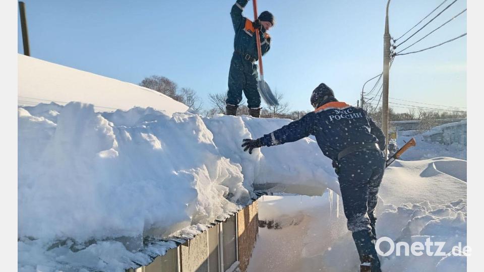 Die Behörden auf der fernöstlichen Halbinsel Kamtschatka rechnen noch mit tagelangen Einsätzen, um dem Schneechaos Herr zu werden. Bild: -/Government of Kamchatka Territory via XinHua/dpa