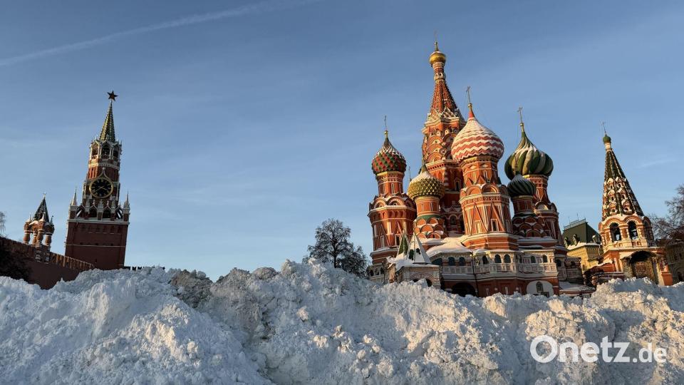 Auch in der russischen Hauptstadt türmen sich stellenweise nach Rekord-Niederschlägen in diesem Winter die Schneemengen. Bild: Ulf Mauder/dpa