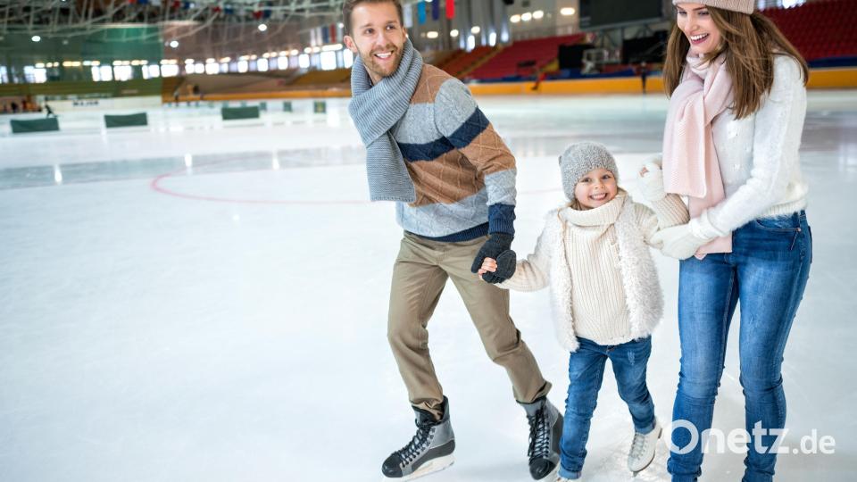 In der Eishalle kann man immer Schlittschuhlaufen, egal wie draußen das Wetter ist. Bild: AboutLife - stock.adobe.com