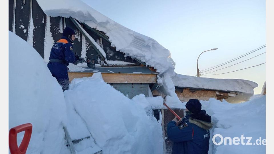 Einsatzkräfte kämpfen auf der fernöstlichen Halbinsel Kamtschatka gegen die Schneemassen. Bild: -/Government of Kamchatka Territory via XinHua/dpa