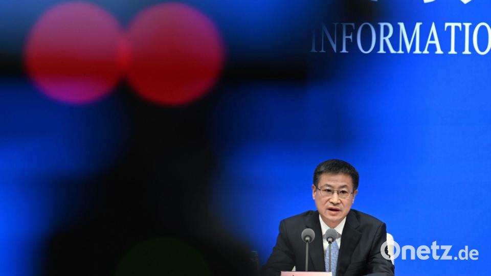 Kang Yi, der Direktor des Pekinger Statistikbüros, präsentiert die neuen Wachstumszahlen. Bild: Johannes Neudecker/dpa