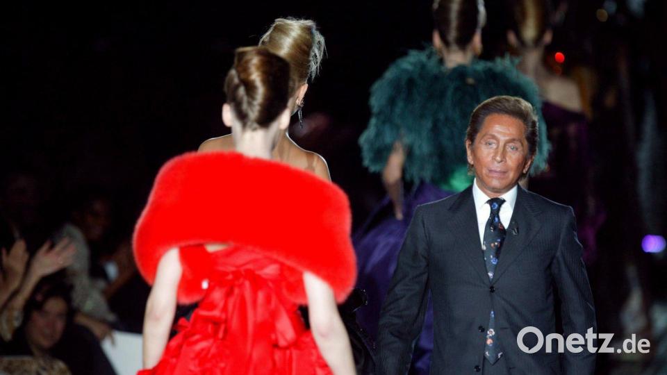 Die Perfektion, die Valentino selbst anstrebte, forderte er auch von seinen Mitarbeitern. Bild: picture alliance / Alfred/epa/dpa