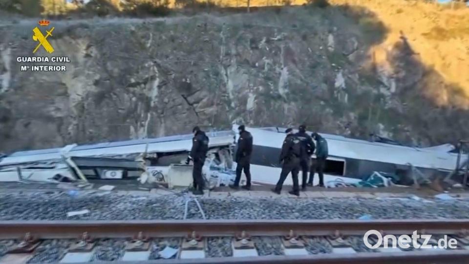 Es wurde befürchtet, dass in den besonders stark zerstörten Waggons weitere Opfer sein könnten. Bild: -/Guardia Civil via AP/dpa