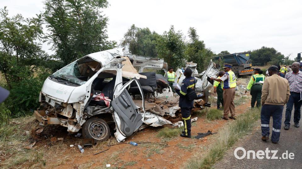 In der südafrikanischen Stadt Vanderbijlpark, in der Nähe von Johannesburg, wurden 13 Kinder bei einem Schulbus-Unfall getötet. Bild: Uncredited/AP/dpa