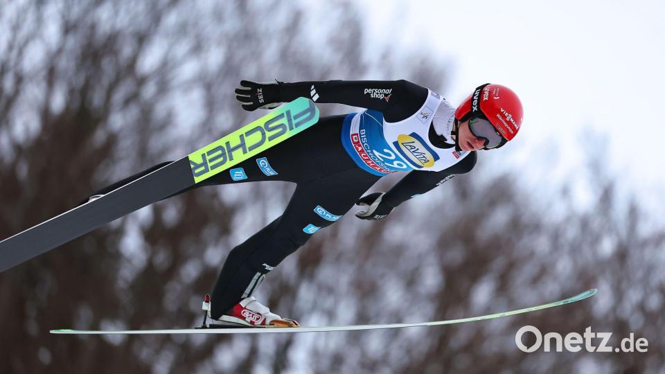 Der formschwache Skispringer Karl Geiger wird die Olympischen Spiele in Italien wohl verpassen. (Archivbild) Bild: Daniel Karmann/dpa