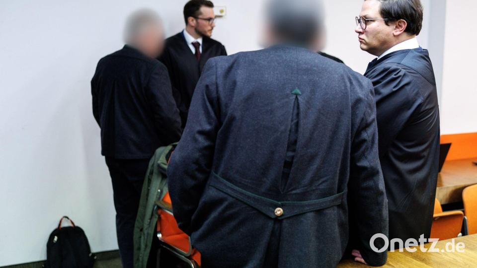 Die Angeklagten und ihre Anwälte vor dem Urteil. Bild: Matthias Balk/dpa