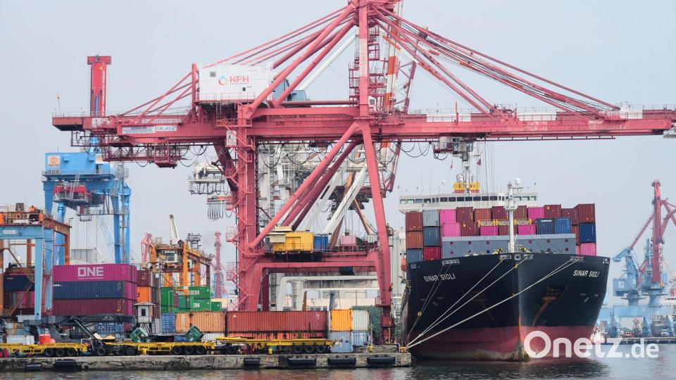 Auch die Weltwirtschaft dürfte nun laut IWF mit 3,3 Prozent etwas stärker zulegen. (Archivbild) Bild: Tatan Syuflana/AP/dpa