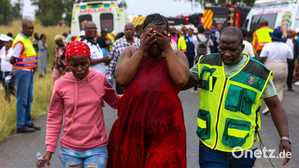 In der südafrikanischen Stadt Vanderbijlpark, in der Nähe von Johannesburg, wurden 13 Kinder bei einem Schulbus-Unfall getötet. Bild: Uncredited/AP/dpa