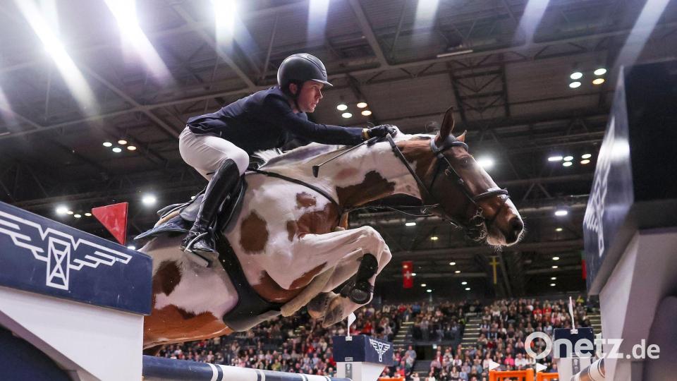 Gerrit Nieberg auf Ping Pong van de Lentamel springt im Ersten Umlauf beim Longines Fei Jumping World Cup in Leipzig. Bild: Jan Woitas/dpa