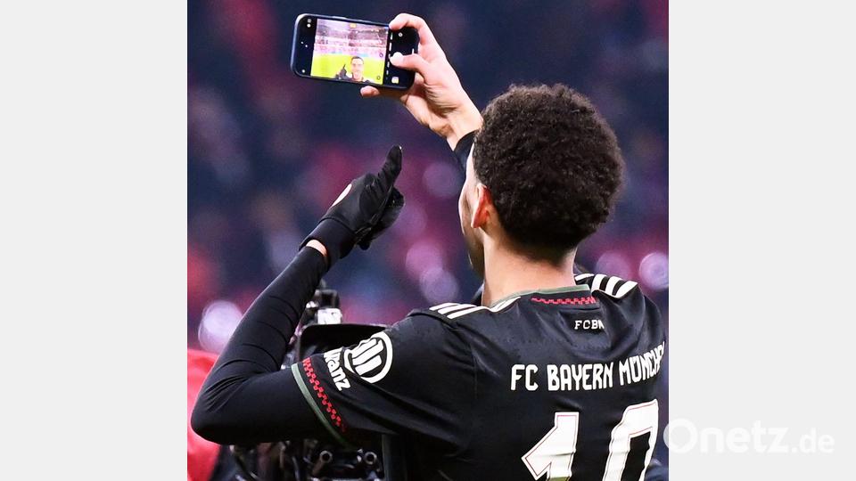 Jamal Musiala macht in Leipzig ein Selfie zur Erinnerung an sein Comeback. Bild: David Hammersen/dpa