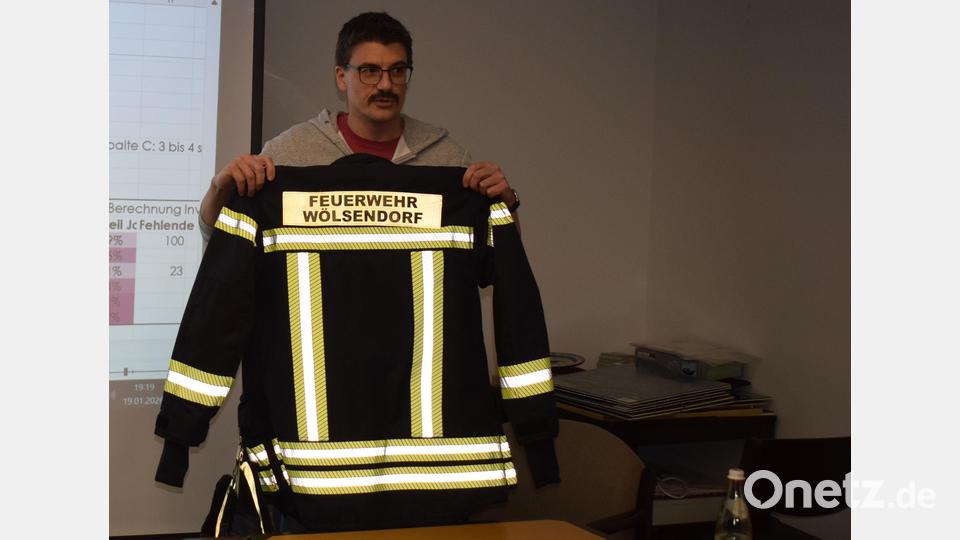 Kommandant Sebastian Schad von der Feuerwehr Wölsendorf stellte dem Gemeinderat die neue Schutzausrüstung vor. Bild: bnr