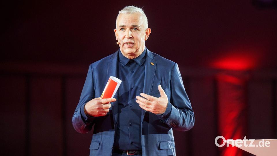 Dirk Zingler spricht bei der Feier zum 60. Geburtstag von Union Berlin. Bild: Matthias Koch/dpa
