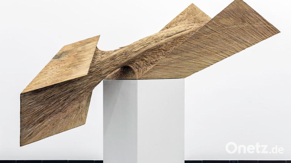 Eine Holzskulptur von Heiko Börner im Luftmuseum Amberg. Bild: Christian Stein