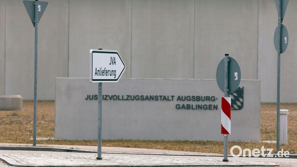 Wegen der Misshandlung von Häftlingen sind drei Beamte der JVA Augsburg-Gablingen angeklagt worden. (Archivbild) Bild: Karl-Josef Hildenbrand/dpa