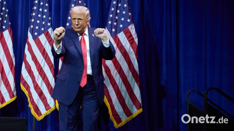 Für ihn sind viele seiner durchgesetzten Zölle eine Freude: US-Präsident Donald Trump. (Archivbild) Bild: Evan Vucci/AP/dpa