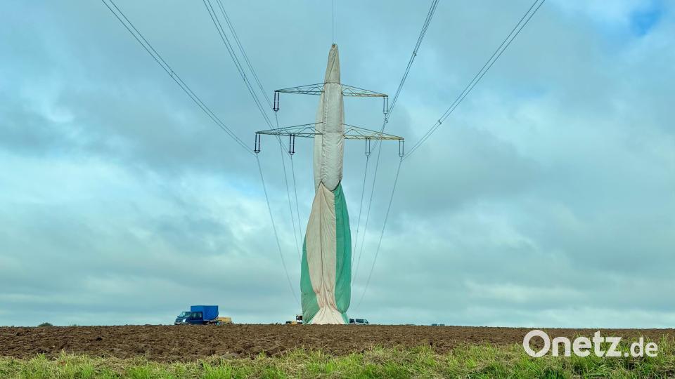 Im Herbst 2025 wurde in Ensdorf mit den Arbeiten an den Strommasten begonnen. Bis die gesamte 63 Kilometer lange Freileitung fertig ist, dauert es laut Tennet eventuell bis 2028. Bild: jut