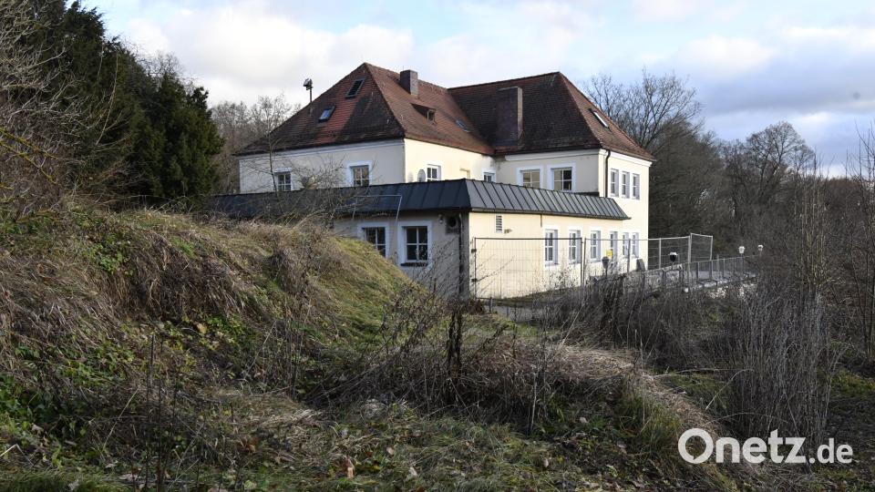 Die Amberger Bergwirtschaft steht seit Jahren leer. Sie ist eines der Themen, mit denen sich der neue Oberbürgermeister oder die neue Oberbürgermeisterin befassen muss. Bild: Petra Hartl