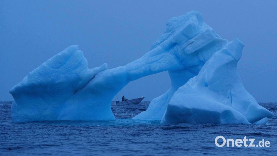 Ein Fischer navigiert vor der Küste von Nuuk in Grönland am Eis im Meer vorbei. Bild: Evgeniy Maloletka/AP/dpa