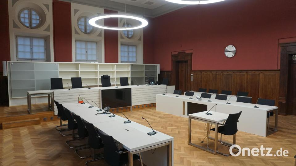 Fünf Angeklagte, die Zahl ihrer Anwälte ist bislang noch unbekannt – da wird es eng im Schwurgerichtssaal am Landgericht Amberg. Die Sitzordnung wird entsprechend angepasst. Archivbild: jut